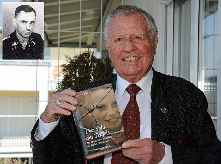 Walter Chmielewski mit seinem Buch über seinen Vater Karl, den KZ-Lagerführer (kl. Bild).