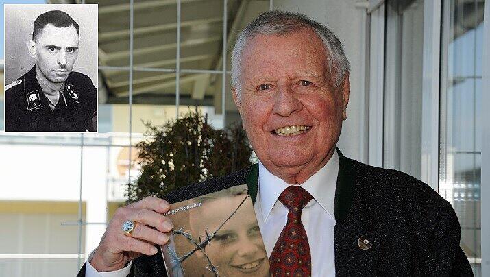 Walter Chmielewski mit seinem Buch über seinen Vater Karl, den KZ-Lagerführer (kl. Bild). Walter Chmielewski mit seinem Buch über seinen Vater Karl, den KZ-Lagerführer (kl. Bild).