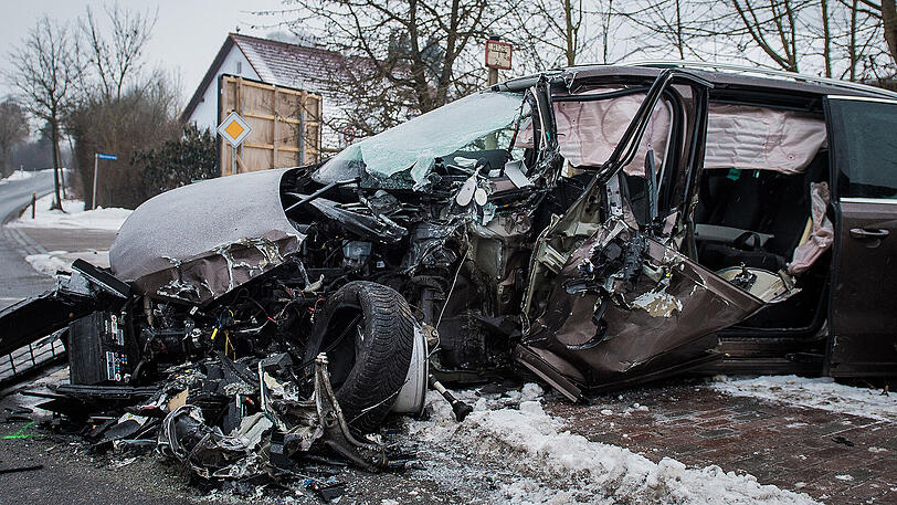 Die VW-Fahrerin war von der Straße abgekommen und in den Bus geprallt.