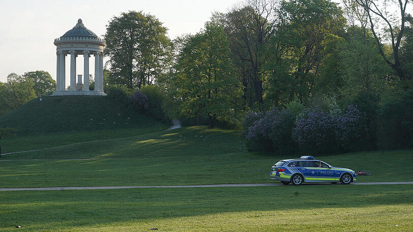 Der Morgen danach: Eine Polizeistreife am Monopteros im Englischen Garten.