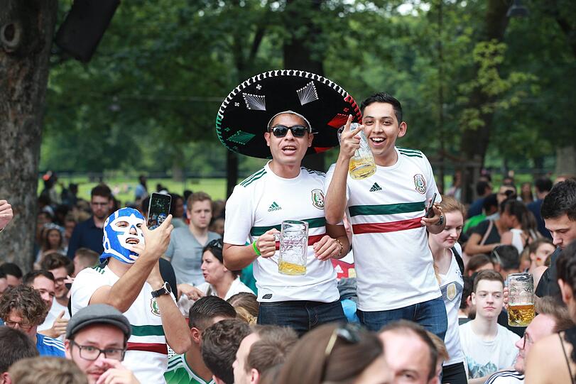 Deutsche und mexikanische Fans im Hirschgarten: die Bilder vom Public Viewing.