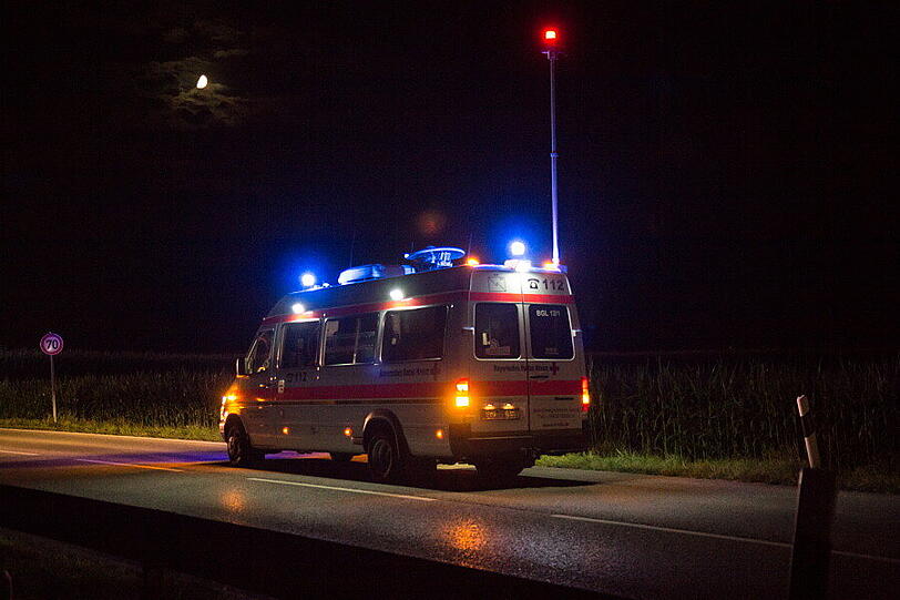 Auf der B20 bei Feldkirchen kollidierten am Sonntagabend zwei Autos. Ein Mann erlag noch an der Unfallstelle seinen Verletzungen, zwei weitere wurden schwer verletzt.