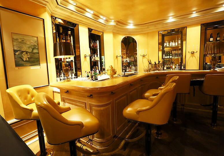 Gleich kommt der Schimmerlos auf einen Drink: Das Interieur in der Bar stammt teils noch aus den 70er-Jahren.