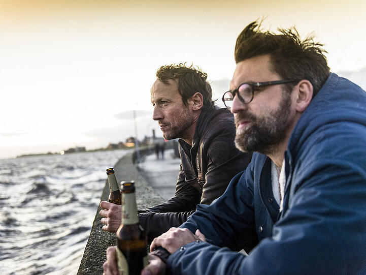 Thorsten Falke (Wotan Wilke Möhring) findet in seinem Freund und Kollegen Jan Katz (r., Sebastian Schipper) einen Zuhörer und Ratgeber.