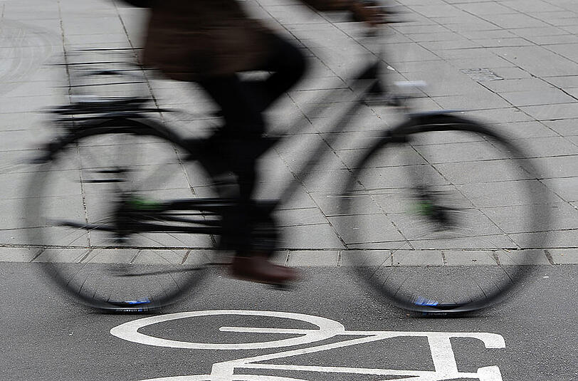 Der Autofahrer übersah den 48-jährigen Radfahrer auf dem Radweg und prallte mit diesem zusammen.