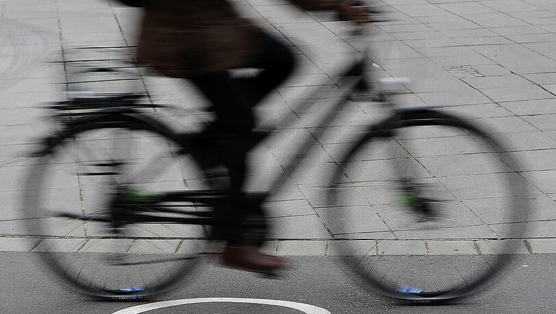 Der Autofahrer übersah den 48-jährigen Radfahrer auf dem Radweg und prallte mit diesem zusammen. Der Autofahrer übersah den 48-jährigen Radfahrer auf dem Radweg und prallte mit diesem zusammen.