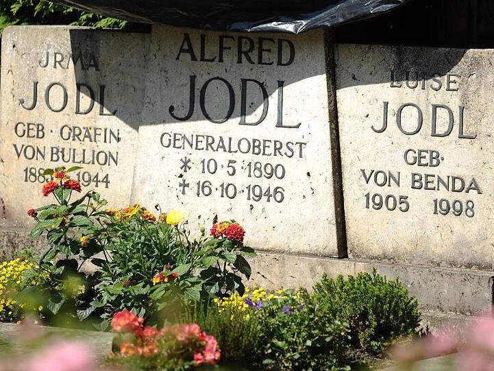 Das Grab von Alfred Jodl auf dem Friedhof auf der Fraueninsel im Chiemsee. Foto: Angelika Warmuth/dpa/Archivbild