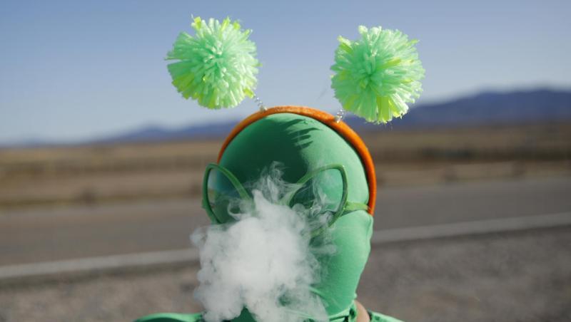 Ein als Alien verkleideter Besucher des Festivals vor dem Eingang zu Area 51. Ein als Alien verkleideter Besucher des Festivals vor dem Eingang zu Area 51.