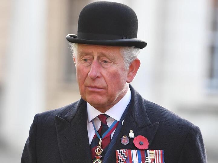 Prinz Charles kommt zu einem Gedenkgottesdienst in der Guards Chapel anlässlich des 100. Jahrestages der Unterzeichnung des Waffenstillstands.