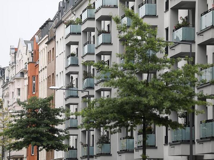 Neu gebaute Häuser mit Eigentumswohnungen (r) stehen neben Altbauten in Köln.