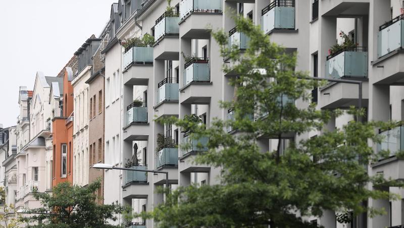 Neu gebaute Häuser mit Eigentumswohnungen (r) stehen neben Altbauten in Köln. Neu gebaute Häuser mit Eigentumswohnungen (r) stehen neben Altbauten in Köln.