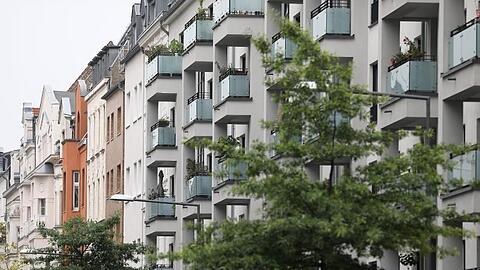 Neu gebaute Häuser mit Eigentumswohnungen (r) stehen neben Altbauten in Köln.