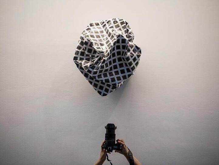 "Untitled" von Esther Stocker empfängt Besucher in der Zentrale der EZB auf dem Weg zu den Konferenzräumen.
