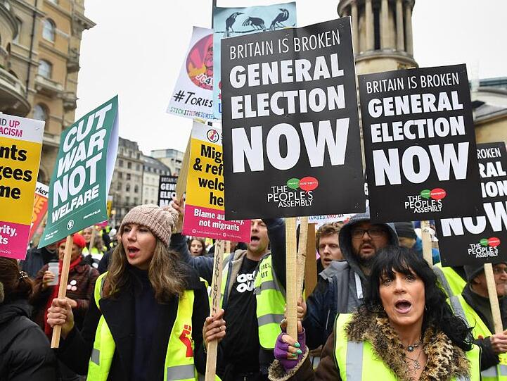 Demonstranten nehmen in London an einem Protestmarsch teil, der von den "Gelbwesten" in Frankreich inspiriert wurde.