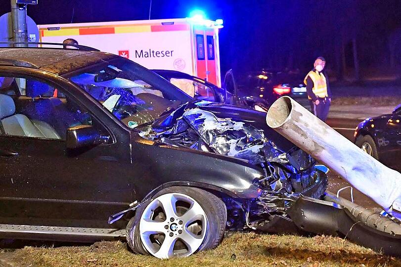 Von der A8 bei Unterhaching bis zum Mittleren Ring bei Ramersdorf: In der Nacht hat ein Unfallflüchtiger die Beamten der Verkehrspolizei Holzkirchen und der Polizei in München in Atem gehalten.