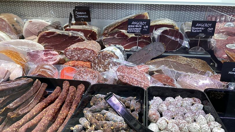 Allein die Auswahl an Schinken, Speck, Salami und Wurst ist mehr als üppig. Kein Wunder, die Doschs sind beide vom Metzger-Fach.