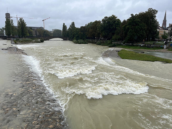 Die reißenden Fluten der Isar.