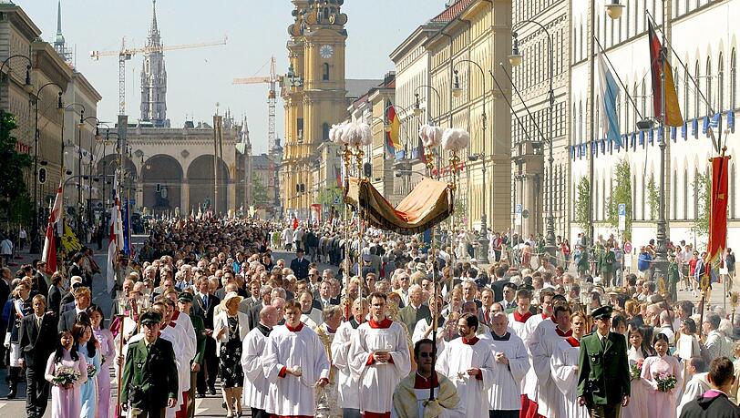 Fronleichnamsprozession durch die Münchner Innenstadt.