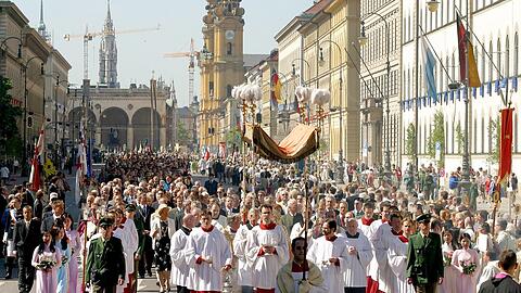 Fronleichnamsprozession durch die Münchner Innenstadt.
