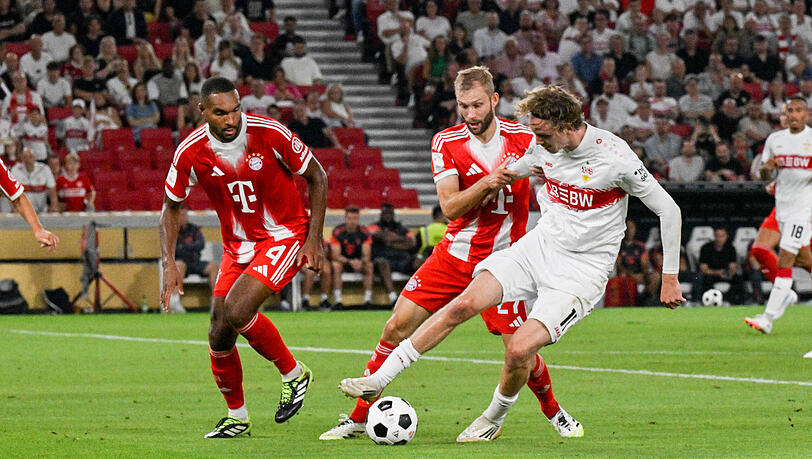 Hatten mächtig zu tun gegen den VfB um Nick Woltemade: Die Bayern um Jonathan Tah und Konrad Laimer.