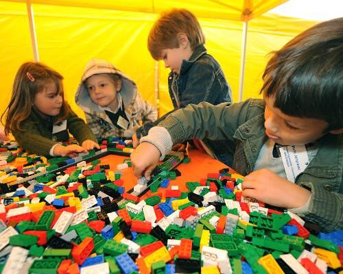 Sie wollen ins Guinness-Buch der Rekorde: Fleißige Lego-Turmbauer