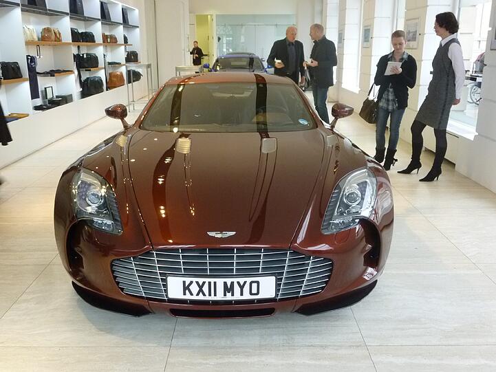 Limitiert auf 77 Stück, 354 Km/h Spitze, 1,7 Millionen Euro teuer: Das sind die Facts des Aston Martin One-77. Die AZ hat sich den Flitzer im Münchner Showroom angeschaut. Die Bilder