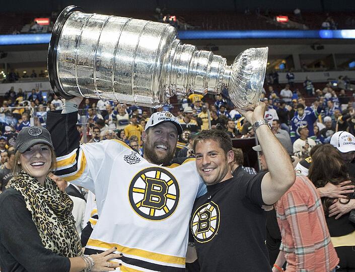 Dennis Seidenberg (M.)  mit Bruder Yannic (r.), Frau Rebecca  und dem Stanley Cup, den er 2011 schon einmal mit Bostoon gewann. Jetzt steht er wieder im NHL-Finale.