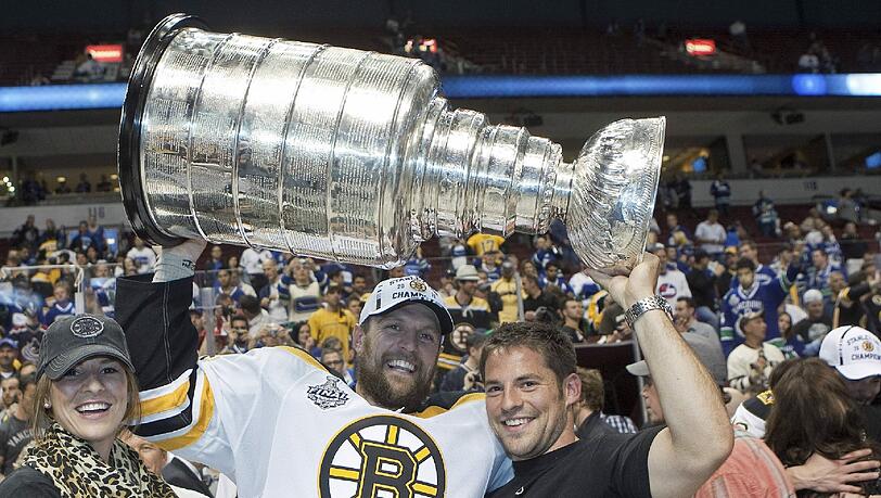 Dennis Seidenberg (M.) mit Bruder Yannic (r.), Frau Rebecca und dem Stanley Cup, den er 2011 schon einmal mit Bostoon gewann. Jetzt steht er wieder im NHL-Finale. Dennis Seidenberg (M.) mit Bruder Yannic (r.), Frau Rebecca und dem Stanley Cup, den er 2011 schon einmal mit Bostoon gewann. Jetzt steht er wieder im NHL-Finale.