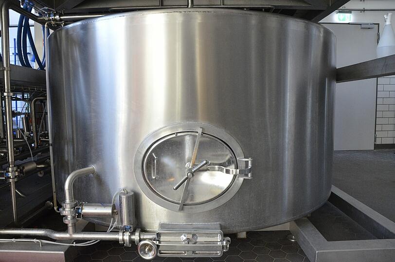 ...muss das Eiweiß raus. &bdquo;Im Whirlpool schleudern wir die Suppe&ldquo;, erklärt Marx. Eine knifflige Angelegenheit. &bdquo;Denn wenig Eiweiß ist gut für die Haltbarkeit, aber schlecht für den Schaum.&ldquo; Bei Starkbier spielt die Haltbarkeit in der Regel eine geringere Rolle. Denn nach der Fastenzeit ist sowieso alles ausgetrunken.