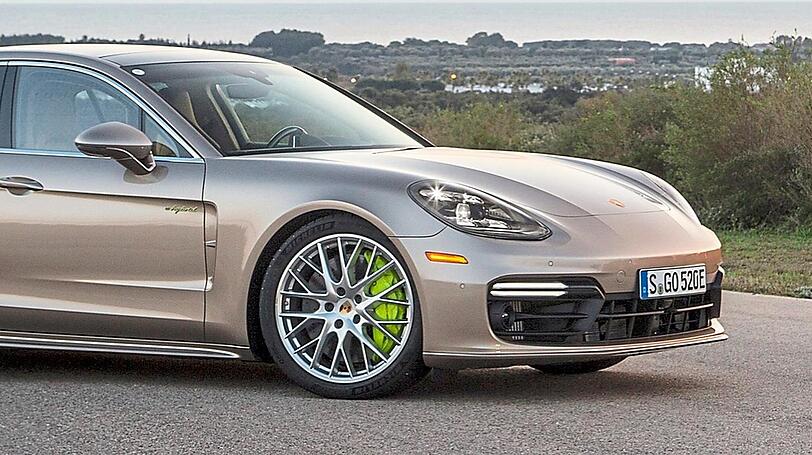 Luxusliner mit Kraft schier ohne Ende drückt auf das Tempo: Panamera Turbo S E-Hybrid.