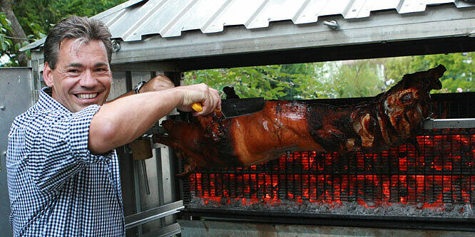 Das Party-Highlight immer Sommer ist Spanferkel vor Ort gegrillt.