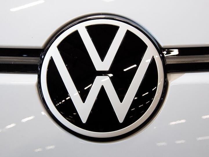 Das neue VW-Logo auf dem Elektroauto ID.3.