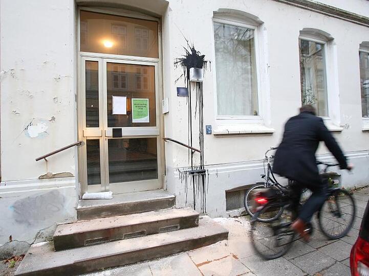 Das Hamburger Wohnhaus von Bundesfinanzminister Olaf Scholz nach der Attacke. Foto. Bodo Marks