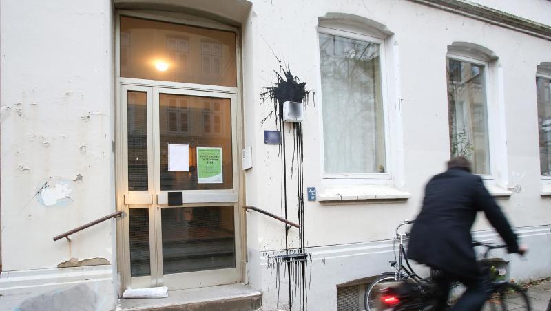 Das Hamburger Wohnhaus von Bundesfinanzminister Olaf Scholz nach der Attacke. Foto. Bodo Marks Das Hamburger Wohnhaus von Bundesfinanzminister Olaf Scholz nach der Attacke. Foto. Bodo Marks