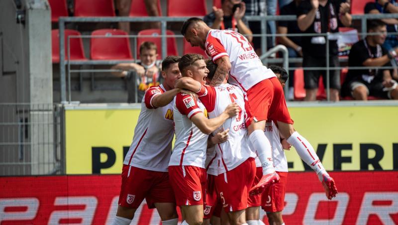 Jahn Regensburg setzte sich gegen Schalke durch und bleibt Überraschungs-Spitzenreiter der 2. Liga.