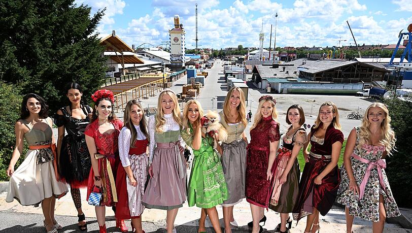 Models zeigen sich in Trachten beim Dirndlgipfel 2022 am Fuße der Bavaria an der Theresienwiese.
