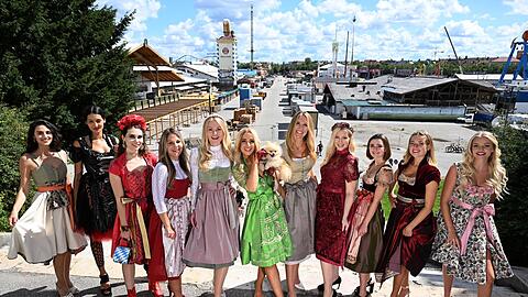 Models zeigen sich in Trachten beim Dirndlgipfel 2022 am Fuße der Bavaria an der Theresienwiese.