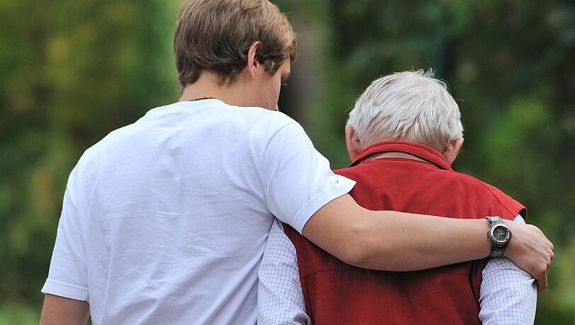 Die Jungen stützen die Alten – Kritiker fürchten, dass dieses Prinzip künftig nicht mehr funktionieren wird. Die Jungen stützen die Alten – Kritiker fürchten, dass dieses Prinzip künftig nicht mehr funktionieren wird.
