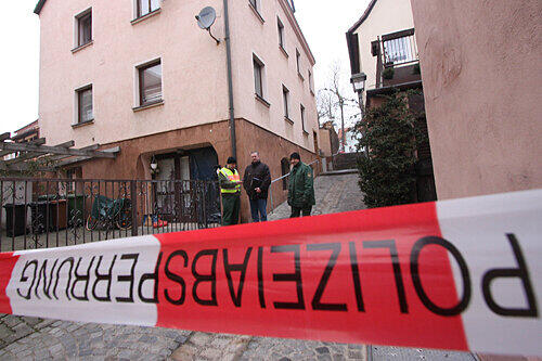 Straßensperrung am Schwabacher Pinzenberg: Ermittler vor dem Mietshaus (l.), in dem Marita T. erstochen wurde.
