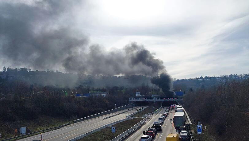Im Engelbergtunnel entlang der A81 ist ein Brand ausgebrochen - mit weithin sichtbarer Rauchsäule. Im Engelbergtunnel entlang der A81 ist ein Brand ausgebrochen - mit weithin sichtbarer Rauchsäule.
