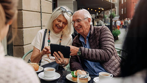 Was hei&szlig;t nochmal &bdquo;Zahlen, bitte&ldquo;? Bei solchen Urlaubsfragen und weiteren kann K&uuml;nstliche Intelligenz helfen.