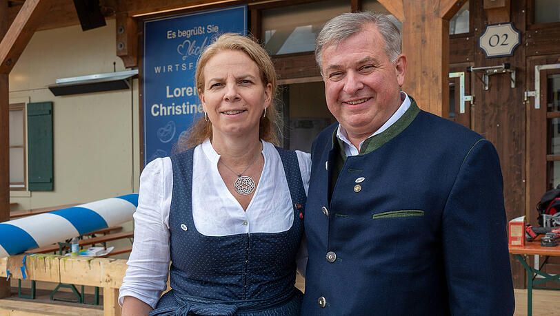 Christine und Lorenz Stiftl vor ihrem Paulaner Festzelt.
