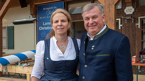 Christine und Lorenz Stiftl vor ihrem Paulaner Festzelt.