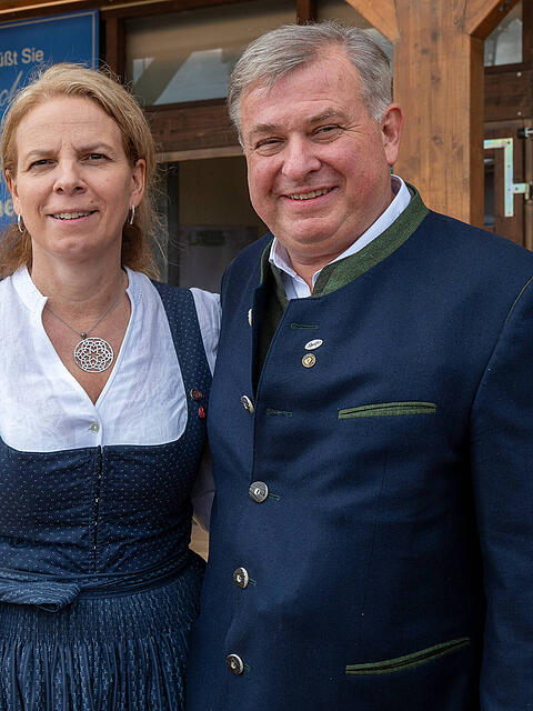 Christine und Lorenz Stiftl vor ihrem Paulaner Festzelt.