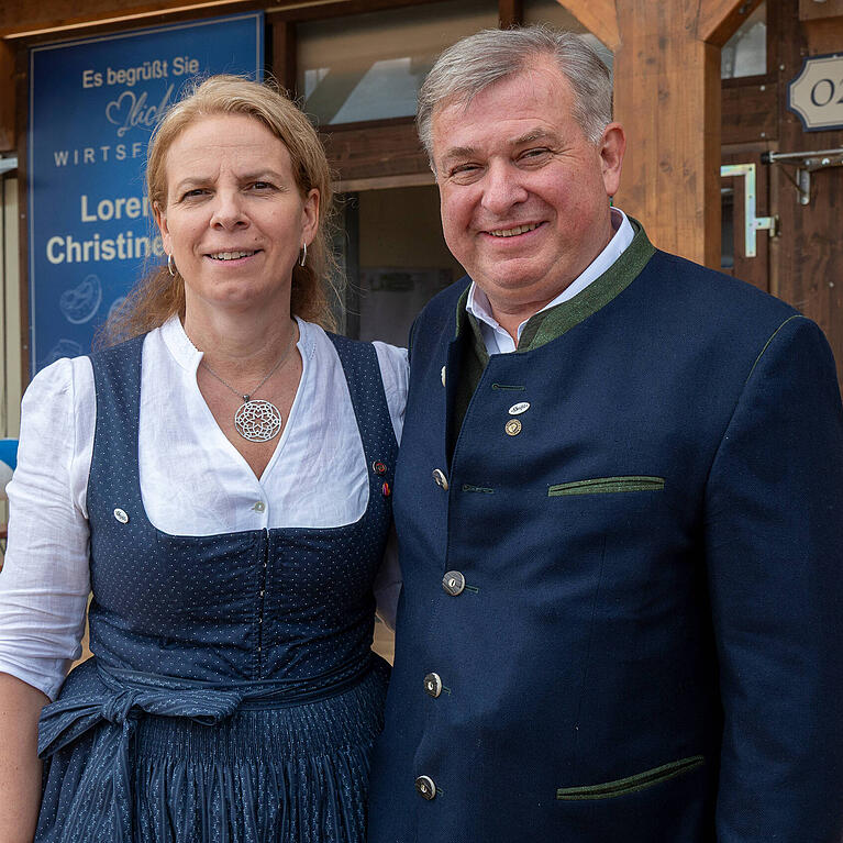 Christine und Lorenz Stiftl vor ihrem Paulaner Festzelt.
