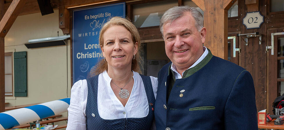 Christine und Lorenz Stiftl vor ihrem Paulaner Festzelt.