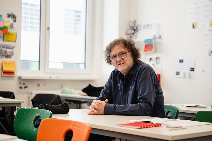 Er setzt sich unermüdlich für junge Flüchtlinge ein: Michael Sprenger in einem Klassenzimmer seiner Münchner SchlaU-Schule. Er setzt sich unermüdlich für junge Flüchtlinge ein: Michael Sprenger in einem Klassenzimmer seiner Münchner SchlaU-Schule.