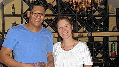 Gastfreundlichkeit aus einer wärmeren Weltgegend: Oscar und Melanie Sanchez in ihrem gleichnamigen Lokal. Gastfreundlichkeit aus einer wärmeren Weltgegend: Oscar und Melanie Sanchez in ihrem gleichnamigen Lokal.