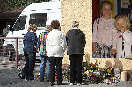Dorfbewohner stehen fassungslos vor dem Haus, in dem die beiden Schwestern ermordet wurden.