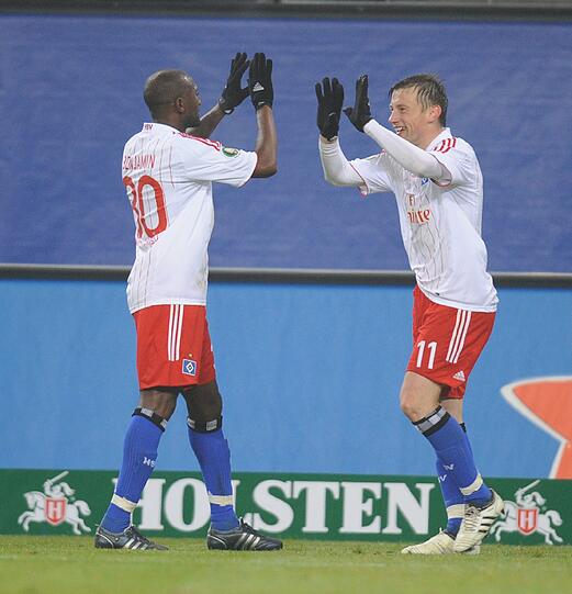 Hier jubeln zwei, die heute beide ihre Brötchen in München verdienen. Colin Benjamin (heute 1860) und Ivica Olic (heute Bayern) freuen sich über den 3:1-Sieg der Hamburger. Olic wurde mit drei Trffern zum Matchwinner der Partie, Sechzig musste die Segel streichen.